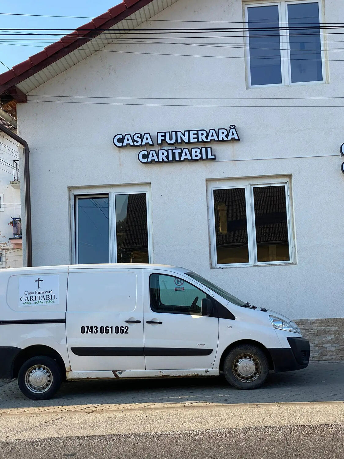 Litere volumetrice Sibiu montate pe fatada pentru casa funerara, semnalistica vizibila si eleganta, productie si montaj profesional exterior