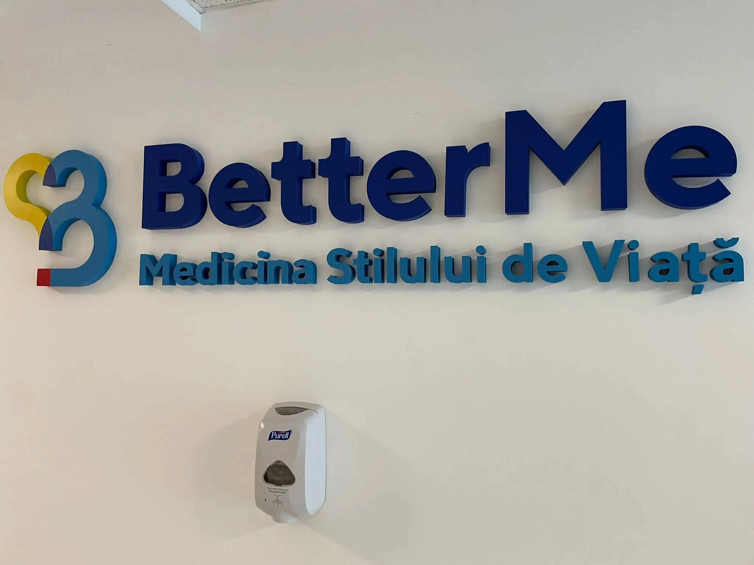 Litere volumetrice colorate Sibiu pentru clinica Better Me, logo 3D montat pe perete interior cu sablon
