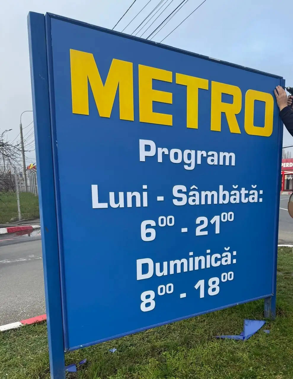 Panou stradal Sibiu cu litere volumetrice aplicate pentru magazin METRO, afisare program functionare vizibil