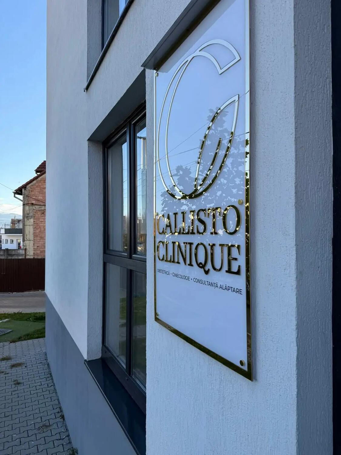 Caseta luminoasa cu litere volumetrice auriu oglinda Sibiu pentru clinica de infrumusetare, design elegant premium