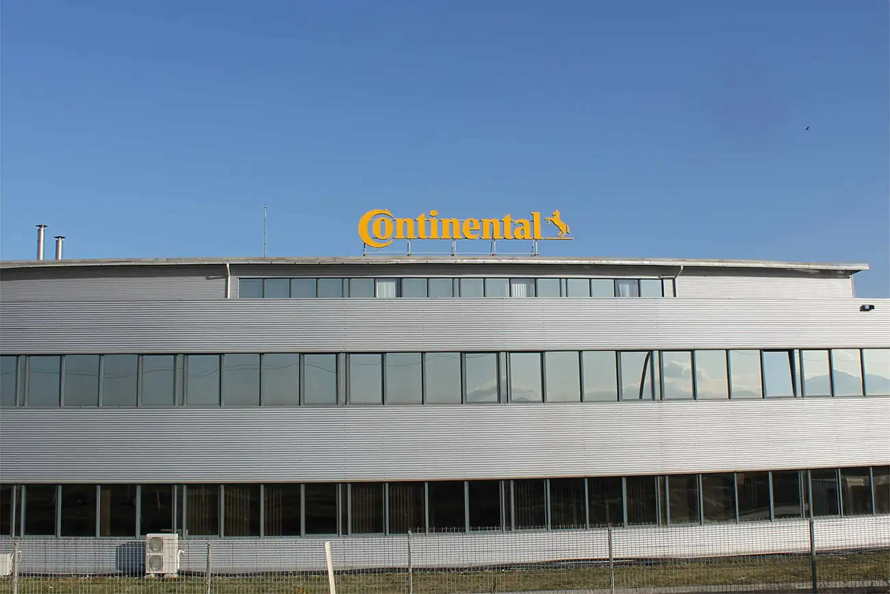 Litere volumetrice luminoase Sibiu montate pe structura metalica deasupra halei Continental, vizibilitate maxima de la distanta