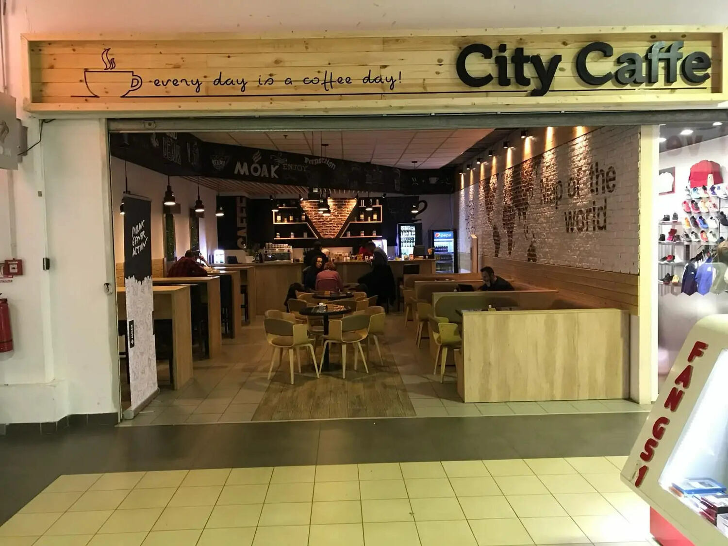 Litere volumetrice lucioase Sibiu pentru cafenea in mall, logo 3D montat pe fatada interioara