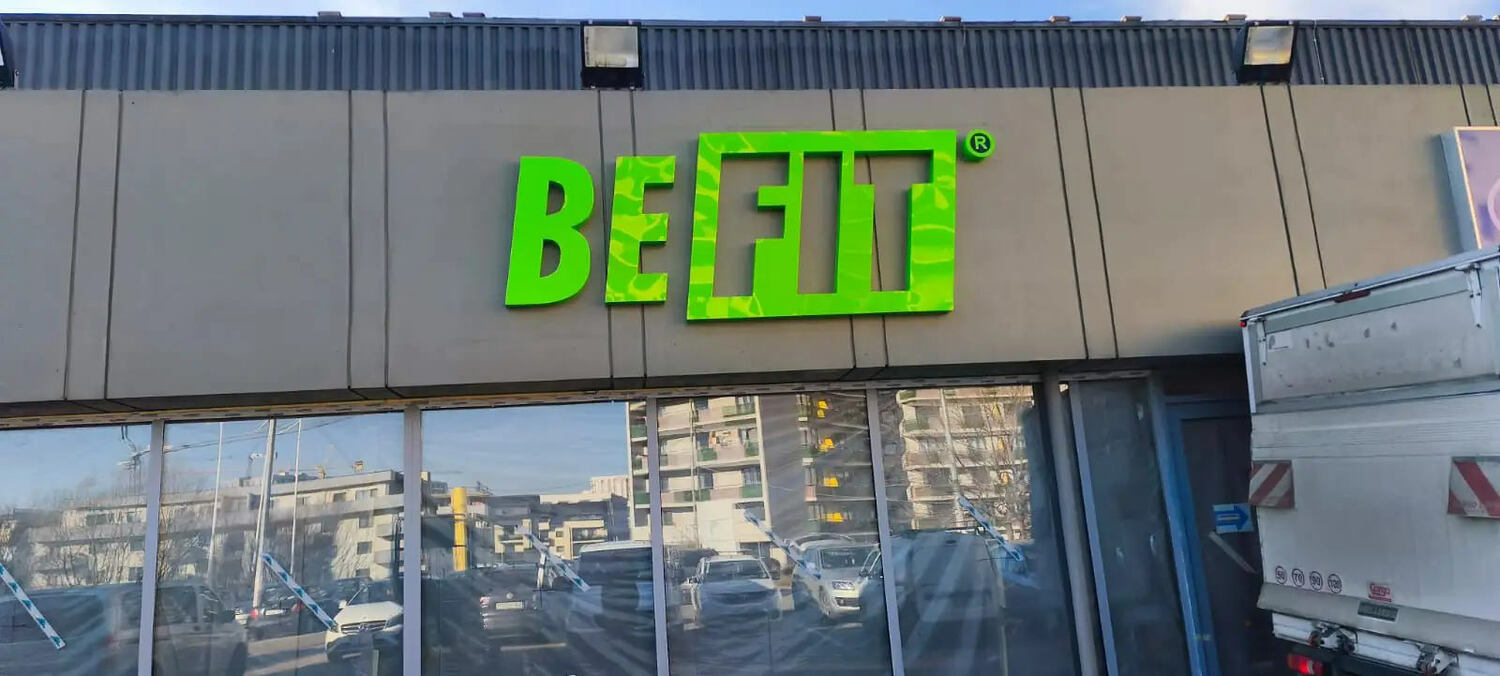 Litere volumetrice luminoase Sibiu logo BEFIT, semnalistica premium pentru sala de fitness cu iluminare LED