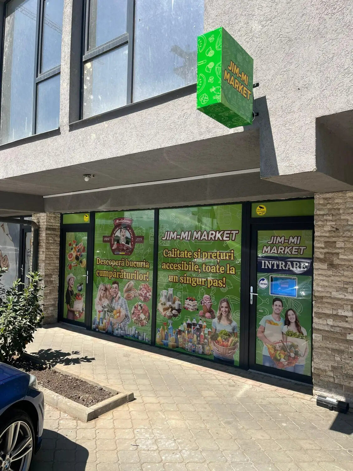 Caseta luminoasa dubla fata cu litere volumetrice Sibiu pentru magazin alimentar, semnalistica 3D iesita in relief cu vizibilitate maxima