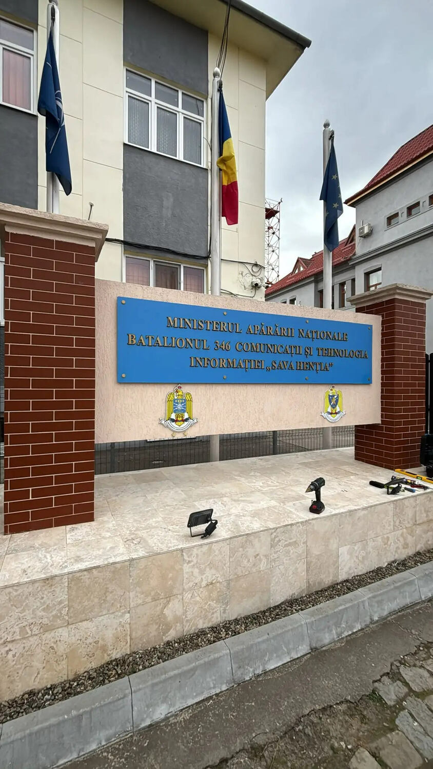 Totem volumetric Sibiu pentru institutie de stat, cu litere volumetrice 3D si embleme oficiale montate exterior