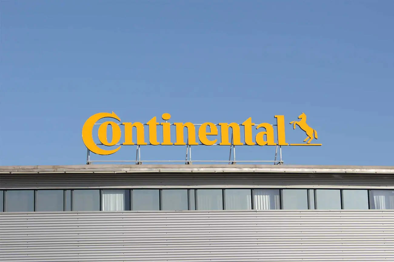 Litere volumetrice de mari dimensiuni Sibiu montate pe hala industriala pe structura metalica, reclama 3D vizibila de la distanta