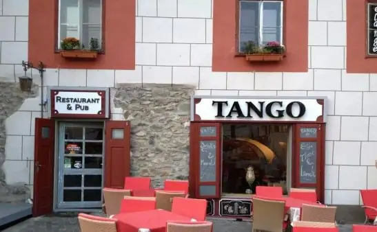 Litere volumetrice luminoase Sibiu aplicate pe placa pentru restaurant Tango, semnalistica 3D exterioara in centrul orasului