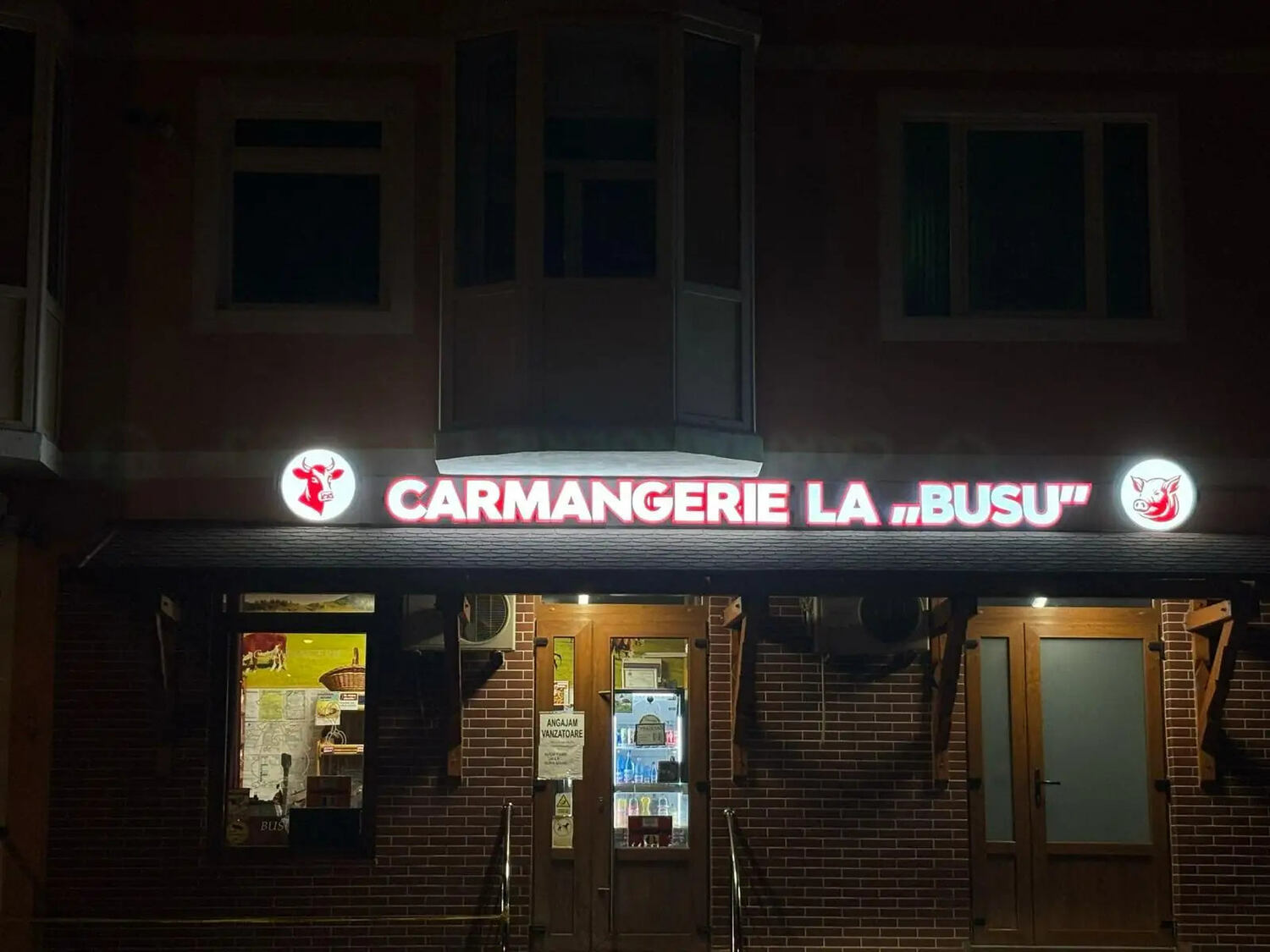 Litere volumetrice luminoase Sibiu pentru carmangerie, firma iluminata LED pentru magazin alimentar cu vizibilitate nocturna