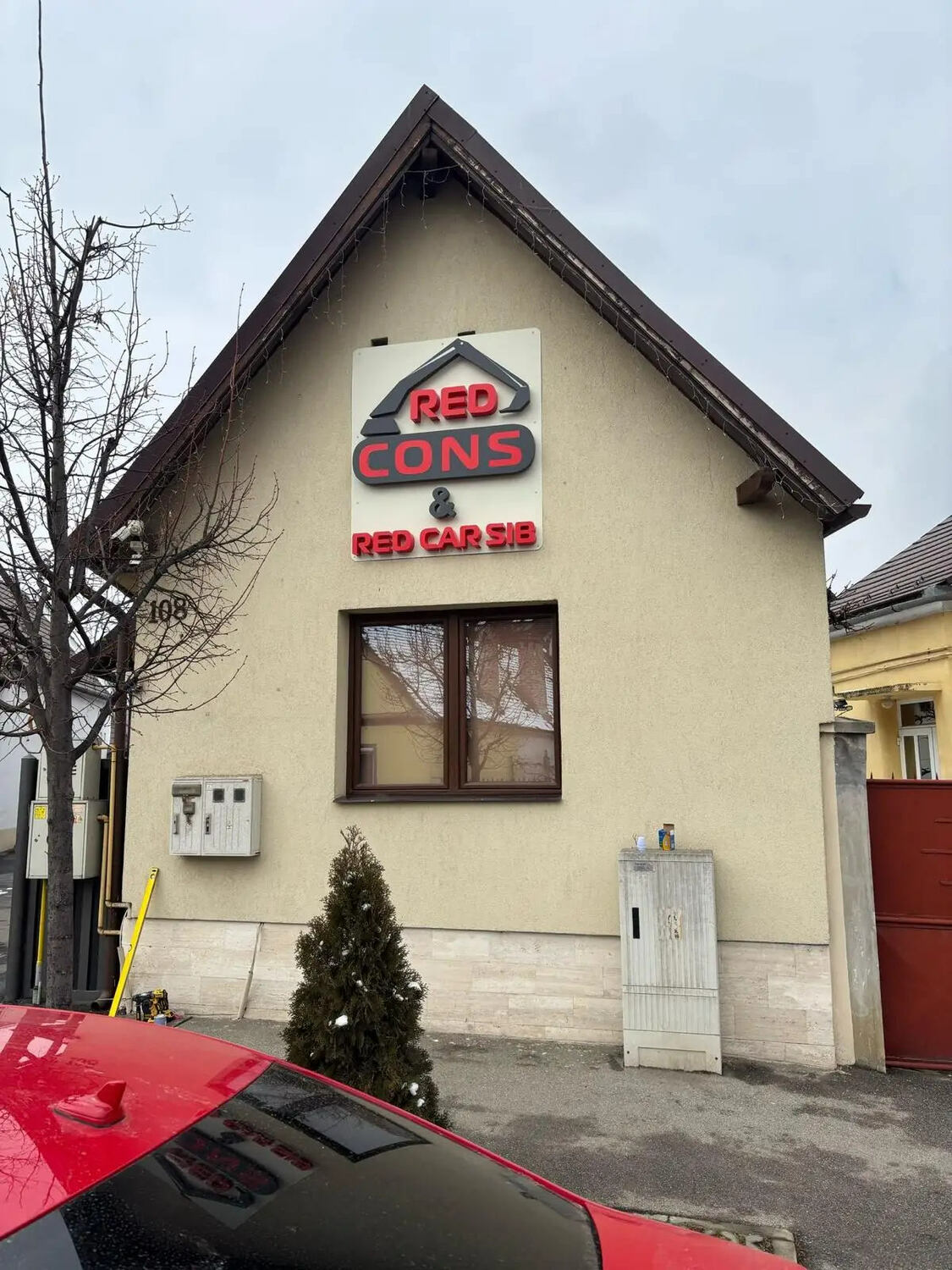 Litere volumetrice in relief Sibiu montate pe placaj, realizate de Media Impact pentru reclama vizibila pe fatada