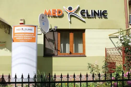 Litere volumetrice luminoase Sibiu pentru clinica medicala, logo 3D iluminat LED montat pe fatada