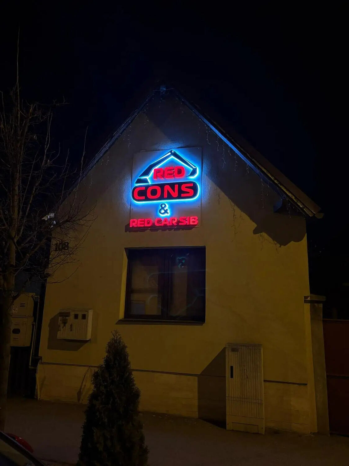 Litere si logo volumetric luminos Sibiu montate pe casa, reclama LED cu efect vizual puternic pe timp de noapte