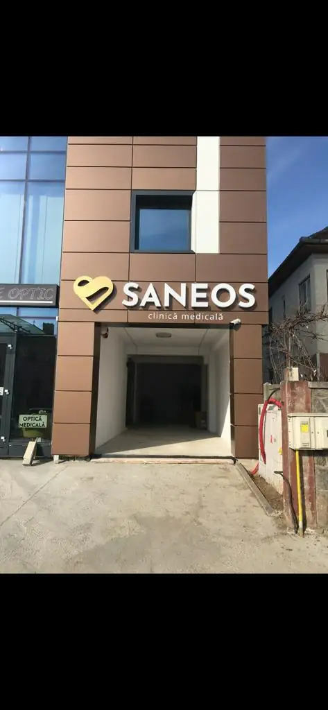 Litere volumetrice luminoase Sibiu pentru clinica medicala Saneos, semnalistica 3D moderna cu vizibilitate ridicata