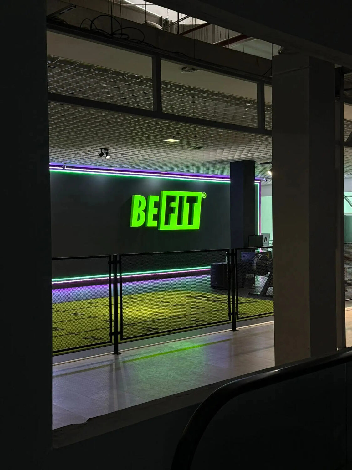 Litere volumetrice luminoase Sibiu montaj interior pentru sala fitness BEFIT, productie premium cu mascare cabluri si finisaj perfect pentru branding modern