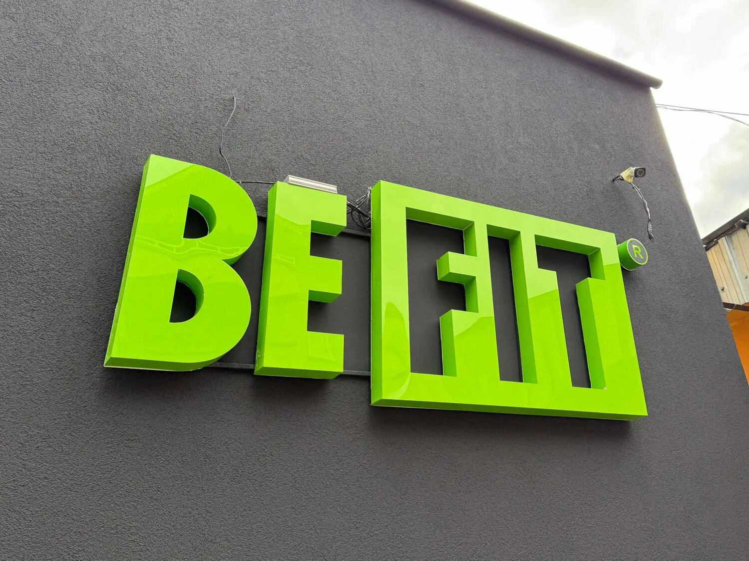 Litere volumetrice luminoase Sibiu din plexiglas verde acid pentru sala fitness BEFIT, productie, design si montaj fatada pentru firme care vor vizibilitate maxima si branding premium exterior