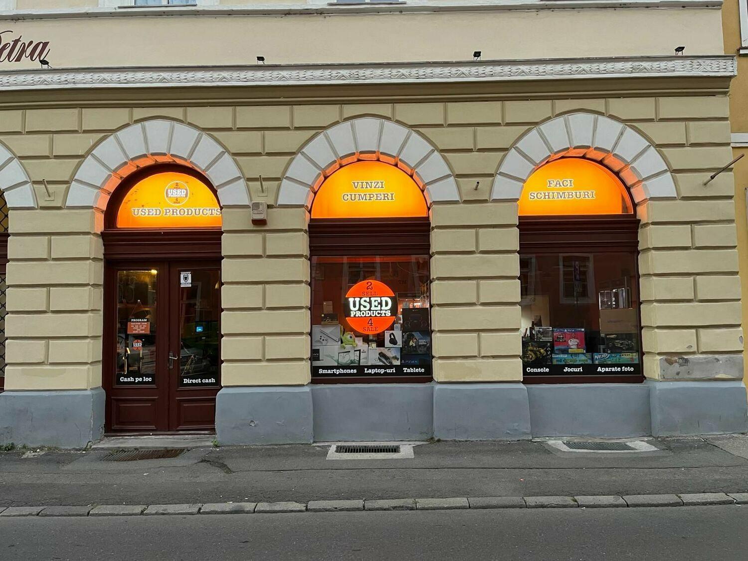 caseta luminoasa simpla sibiu montata pe vitrina magazin cu iluminare LED pentru vizibilitate ridicata zi si noapte