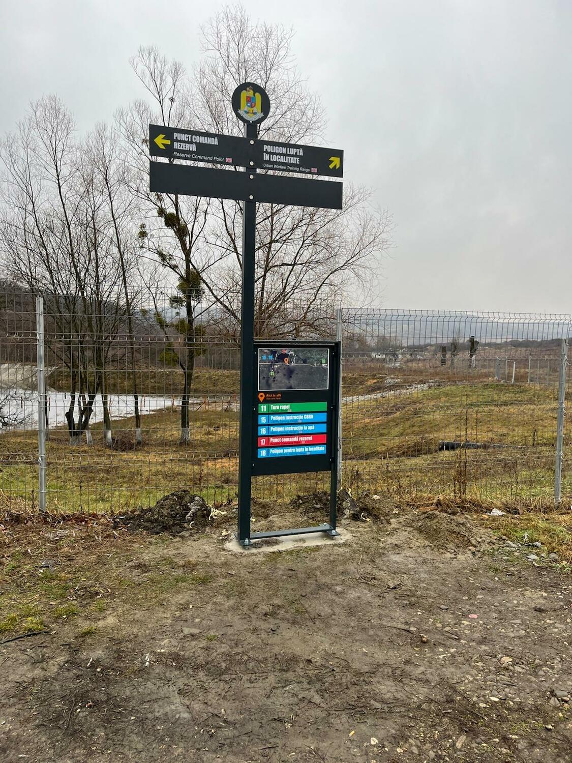 totem cu litere volumetrice aplicate indicator