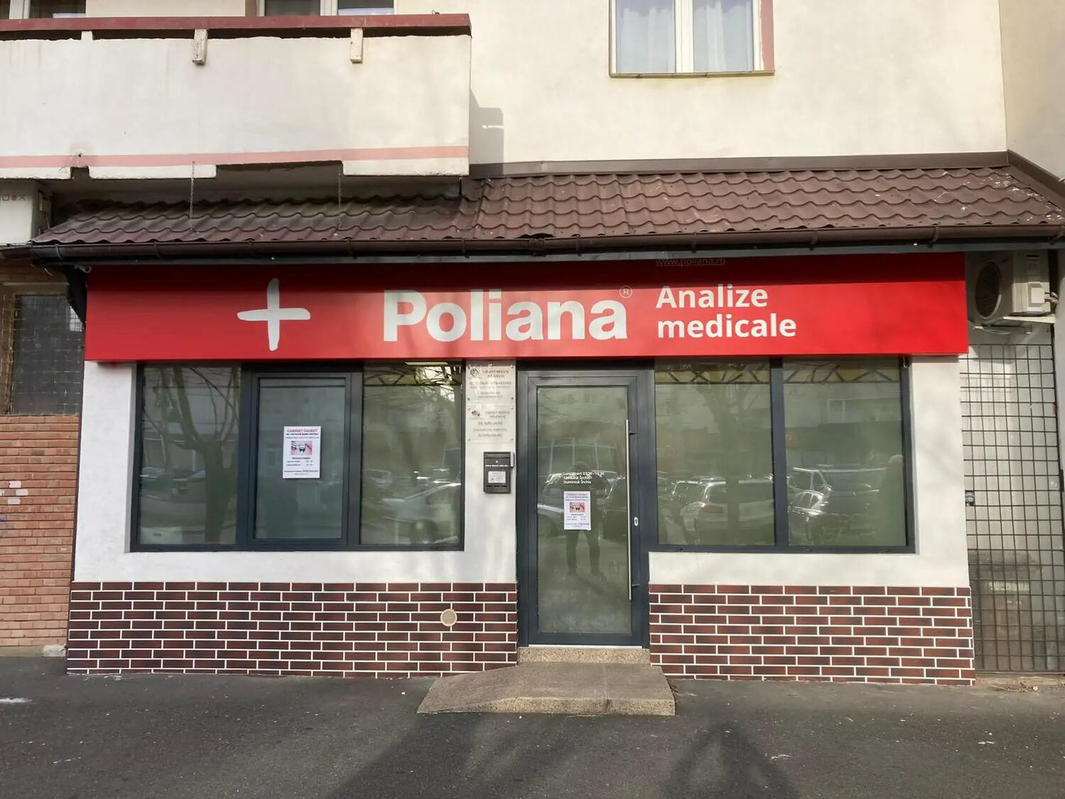 Caseta luminoasa volumetrica Sibiu realizata pentru policlinica Poliana, semnalistica medicala iluminata cu impact vizual puternic