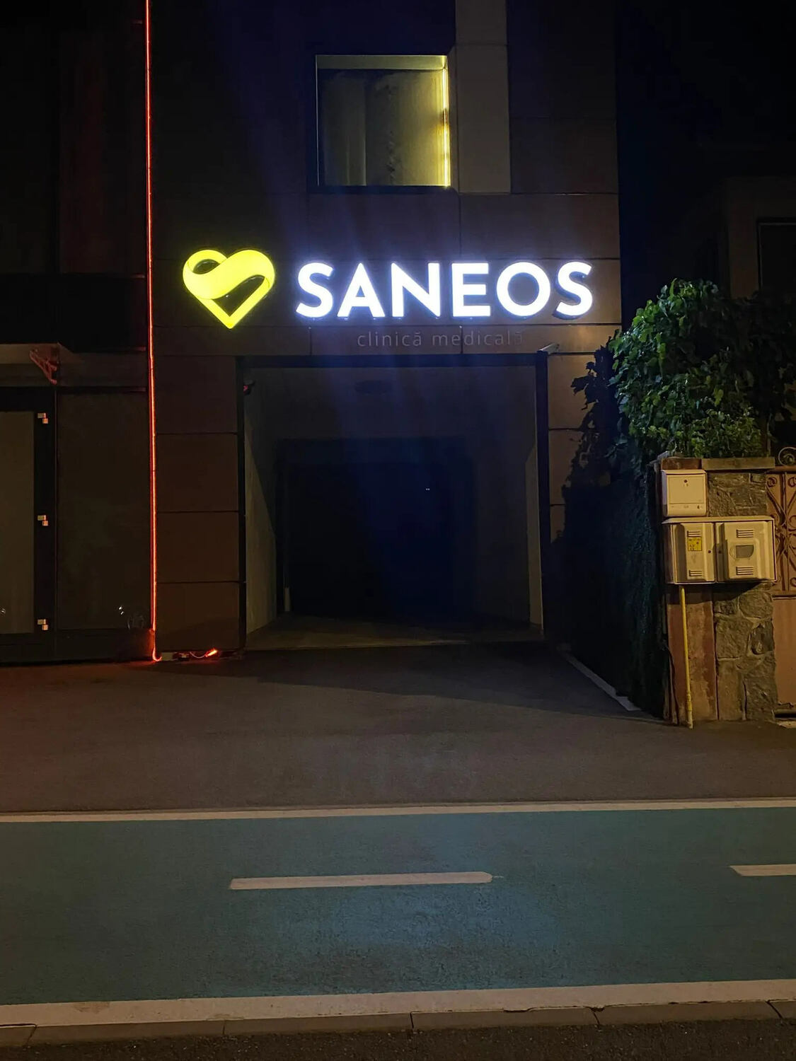 Litere volumetrice luminoase Sibiu pentru clinica medicala privata, logo volumetric cu LED performant, productie si montaj profesional exterior