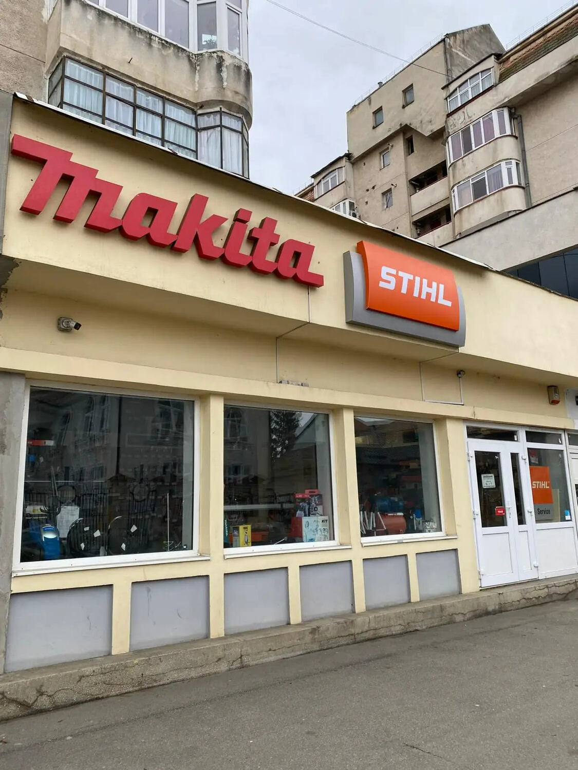 Litere volumetrice logo 3D Sibiu pentru Makita si Stihl, montaj pe fatada magazin cu impact vizual puternic