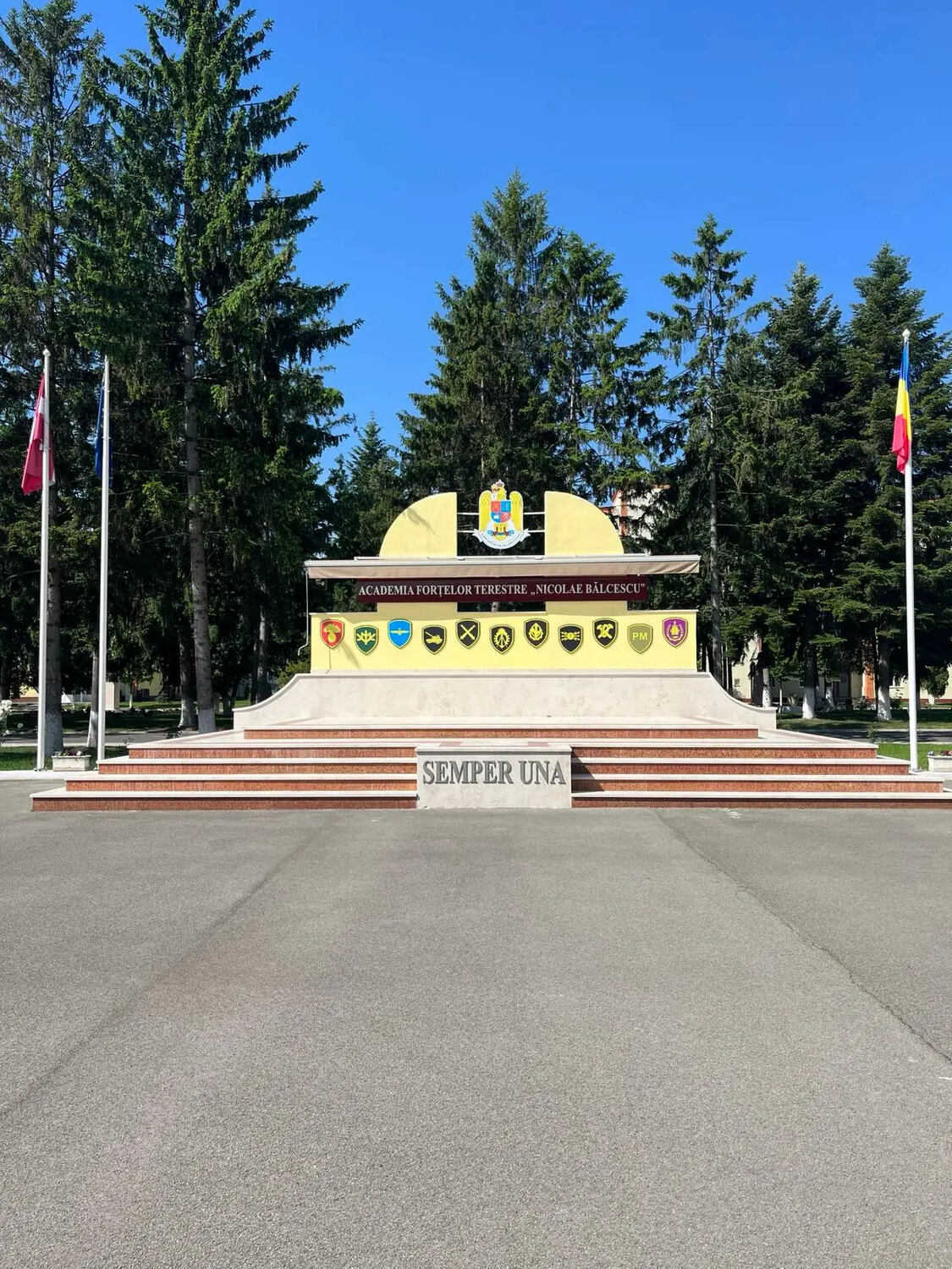 Totem volumetric 3D Sibiu pentru Academia Fortelor Terestre, cu embleme si steme volumetrice si litere 3D de mari dimensiuni