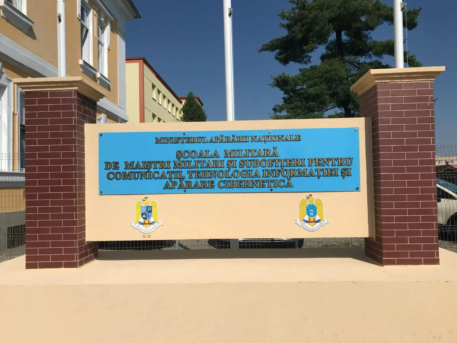 Totem volumetric Sibiu pentru Ministerul Apararii Nationale, cu litere volumetrice 3D si embleme oficiale