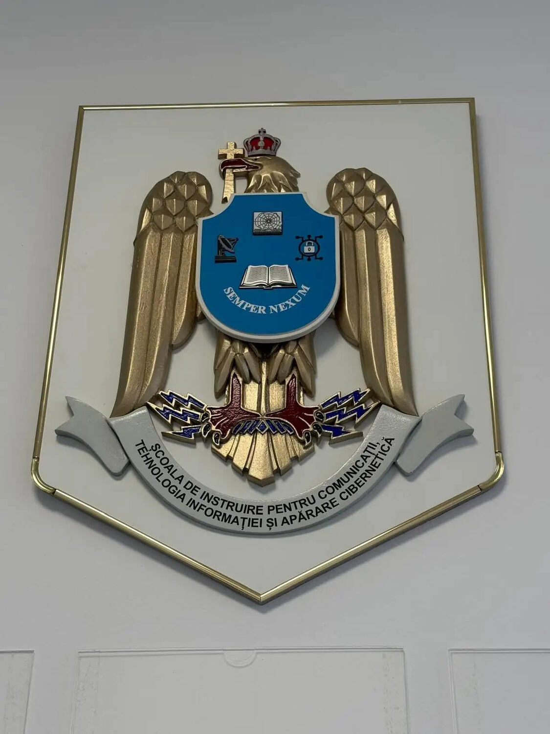 Stema volumetrica Sibiu realizata prin print 3D, basorelief cu finisaj premium pentru institutie militara