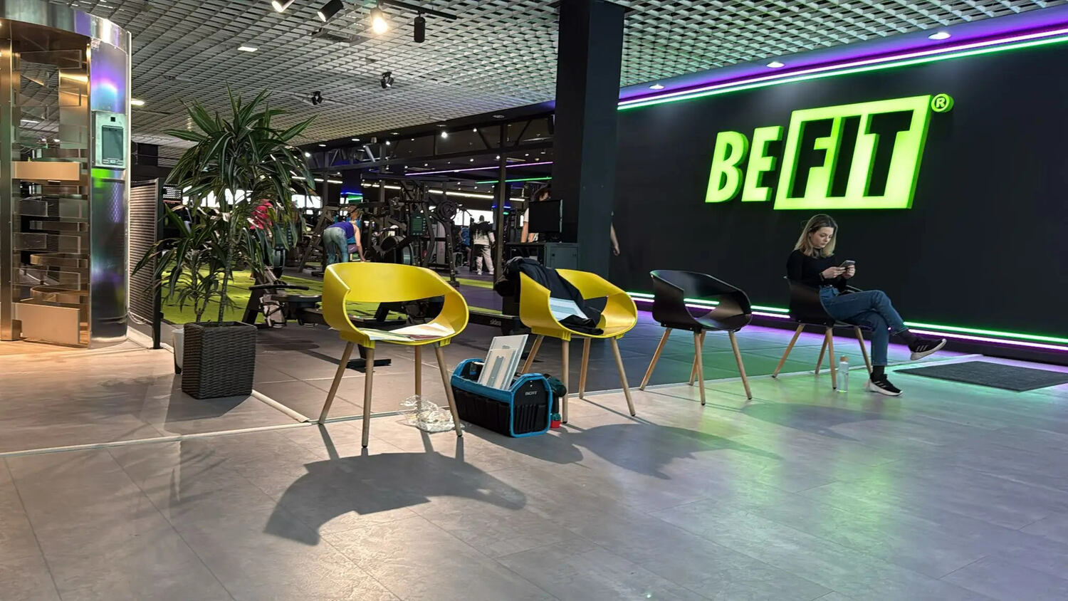 Litere volumetrice luminoase Sibiu pentru sala de fitness, branding interior complet, productie si montaj profesional pentru impact vizual puternic