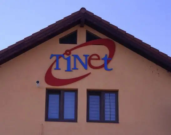 Litere volumetrice luminoase Sibiu montate pe cladire pentru firma de sisteme de securitate, logo vizibil si branding exterior eficient