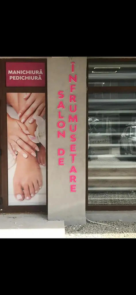 Litere volumetrice verticale Sibiu pentru salon de infrumusetare, semnalistica 3D montata pe fatada cu vizibilitate stradala