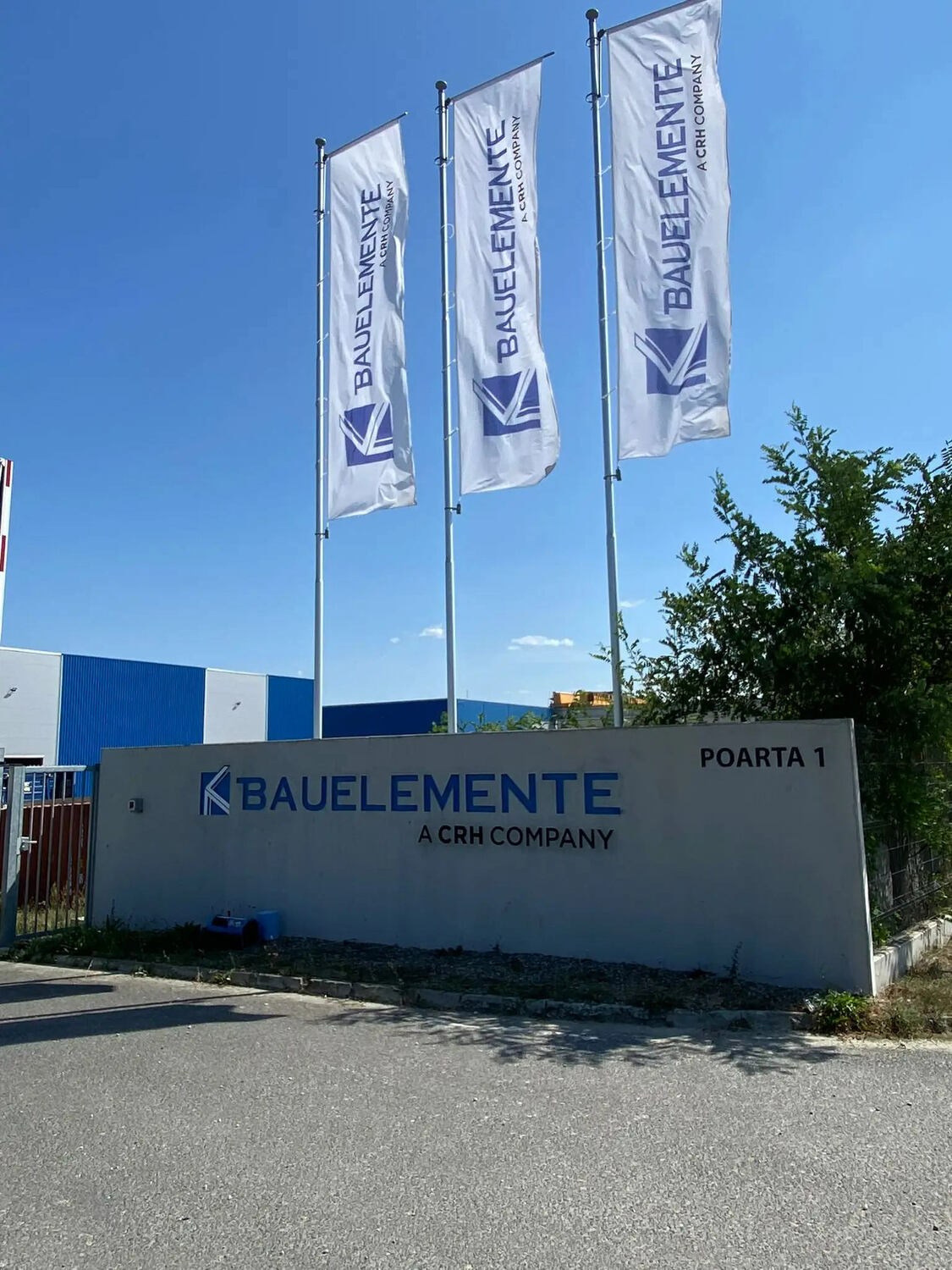 Litere volumetrice Sibiu pentru compania BAUELEMENTE, logo 3D montat pe fatada exterioara