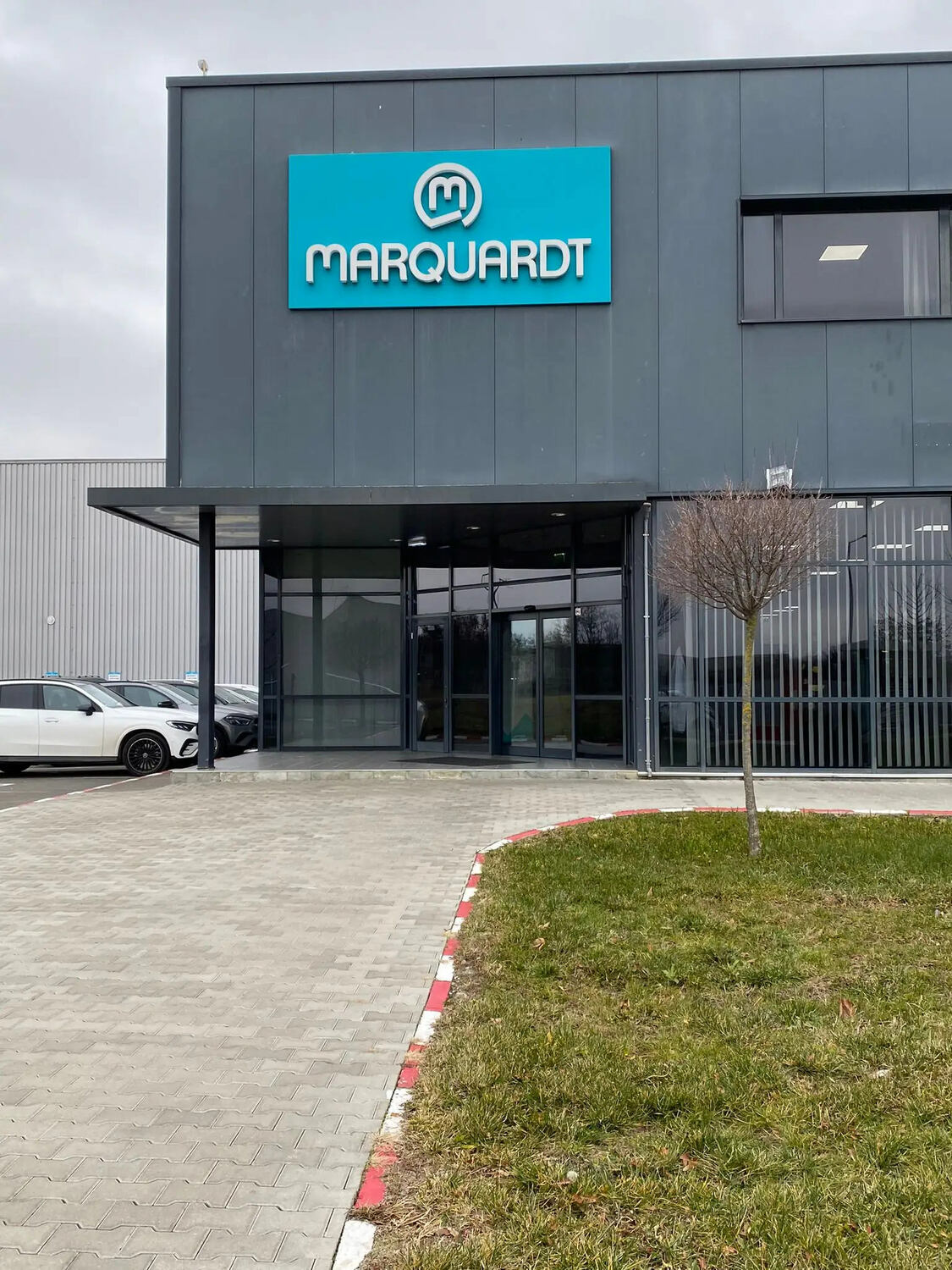 Litere volumetrice luminoase Sibiu montate pe hala industriala, logo corporate pe structura cu placa, productie si montaj la inaltime pentru branding fabrica