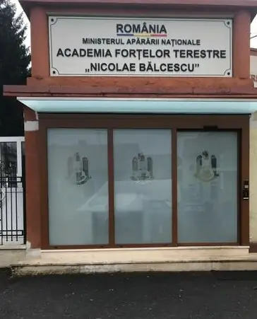 Litere volumetrice Sibiu vopsite cu uscare la cuptor pentru Ministerul Apararii Nationale, semnalistica durabila pentru institutii
