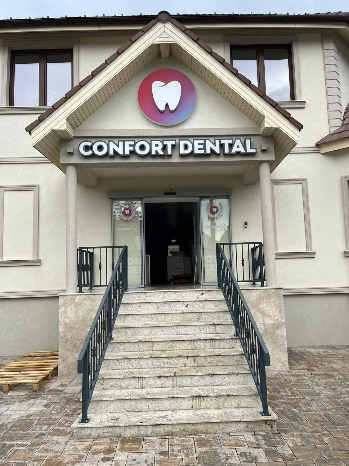 Litere volumetrice luminoase Sibiu pentru clinica stomatologica Confort Dental, logo 3D iluminat montat pe fatada