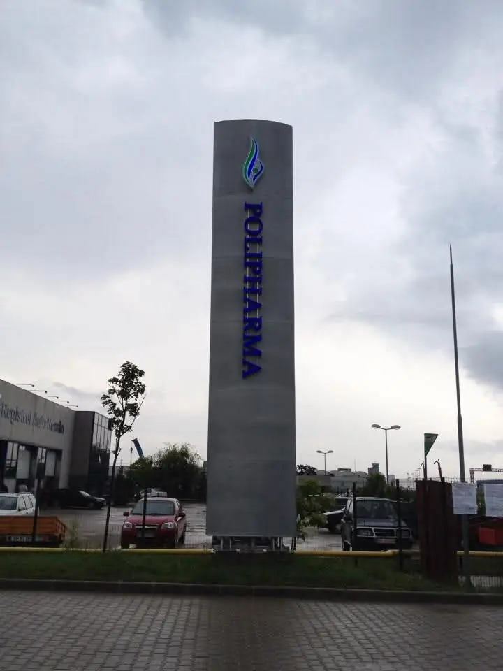 Totem volumetric Sibiu pentru clinica medicala, cu litere volumetrice in relief si iluminare exterioara