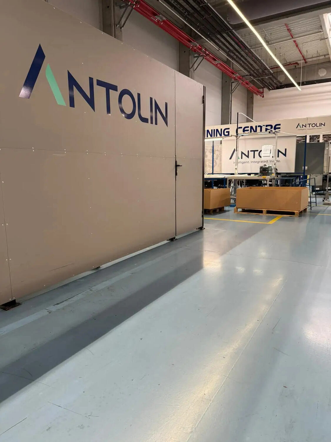 Litere aplicate Sibiu cu logo Antolin, semnalistica industriala pentru hala productie si branding interior