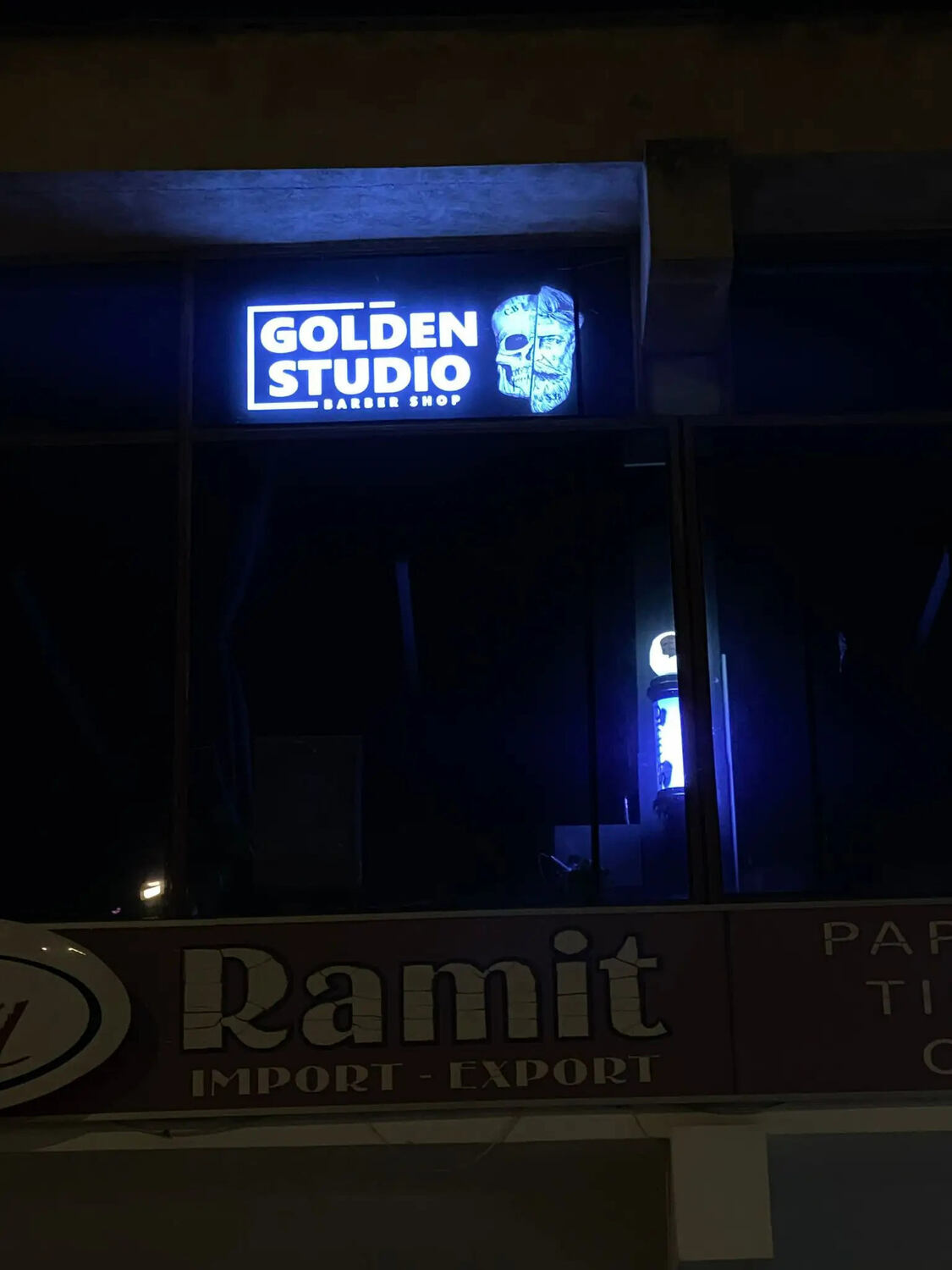 Caseta luminoasa cu litere volumetrice Sibiu pentru frizerie, reclama vizibila noaptea cu iluminare LED