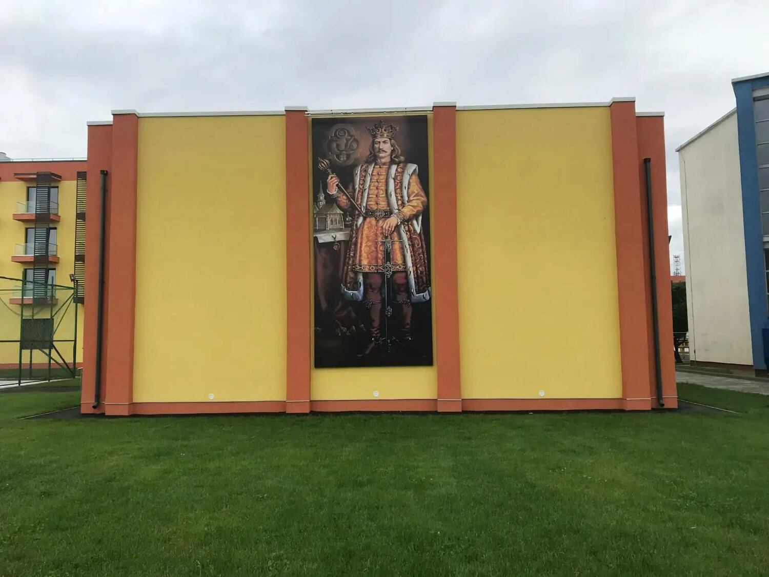 Tablou volumetric relief Sibiu montat pe fatada institut de stat, print de mari dimensiuni cu efect 3D, productie si montaj profesional exterior