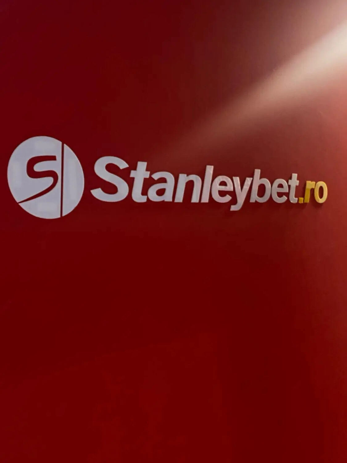 Litere volumetrice din plexiglas Sibiu realizate pentru Stanleybet, logo 3D interior cu finisaj premium si aspect modern