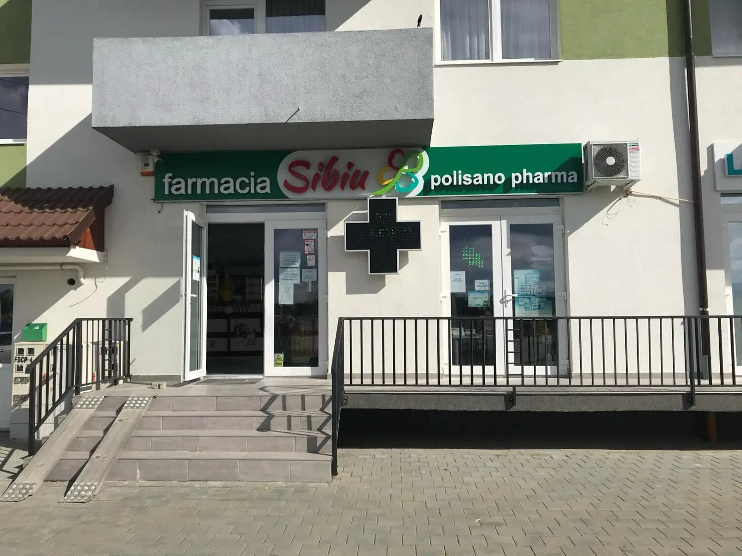Litere volumetrice Sibiu pentru farmacie, logo luminos 3D si cruce volumetrica LED montata pe fatada