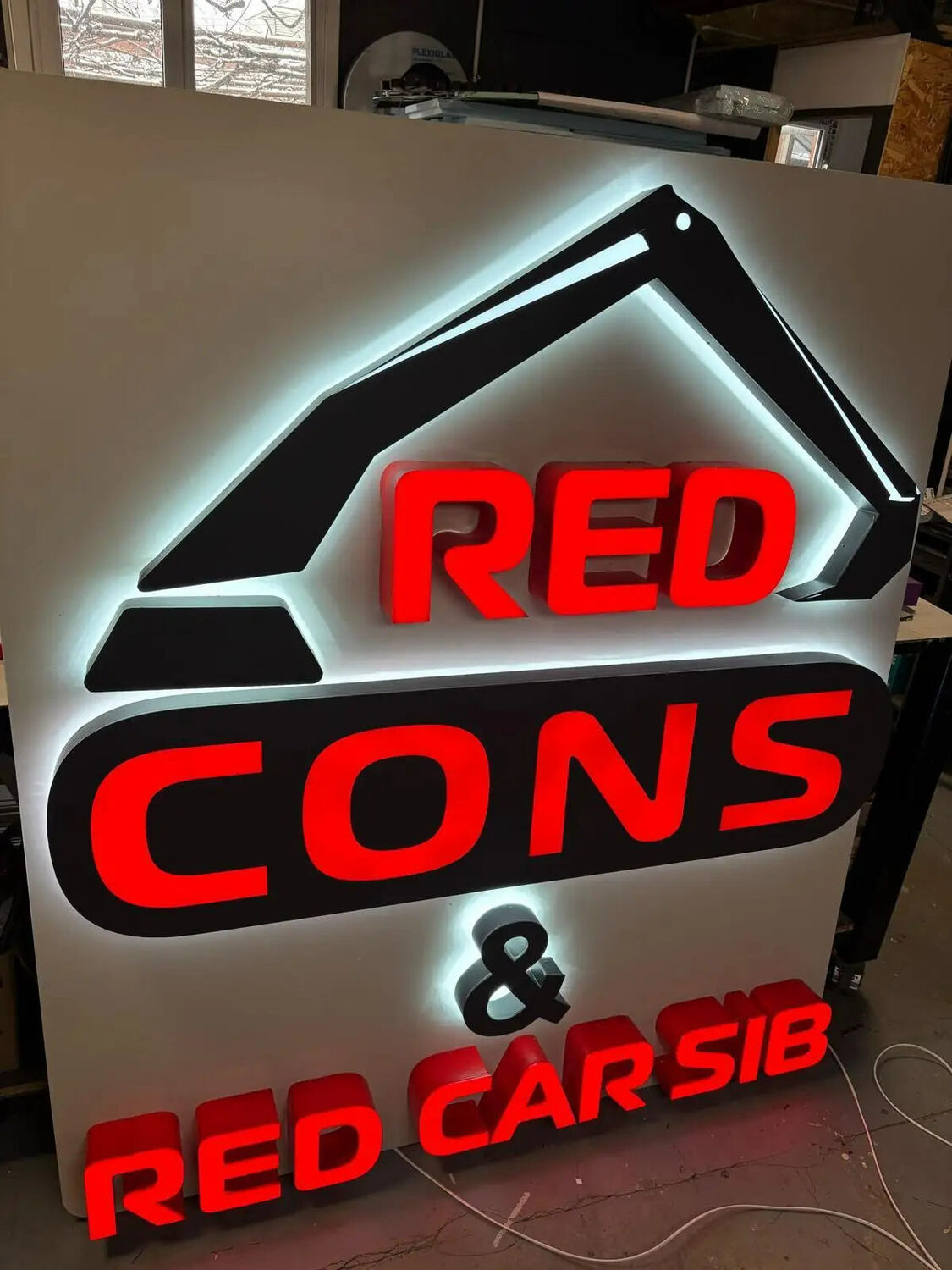 Litere volumetrice luminoase si sigla 3D Sibiu pentru firma de constructii Redcons, reclama premium cu iluminare LED