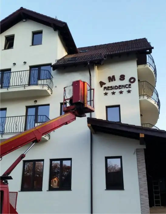 Litere volumetrice premium Sibiu montate cu nacela pe cladire pentru AMSO Residence, branding exterior elegant si vizibil